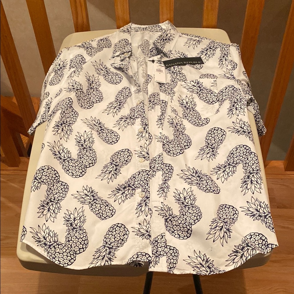 *New* Banana Republic button down short sleeve shirt. Size:M Color:White w/print